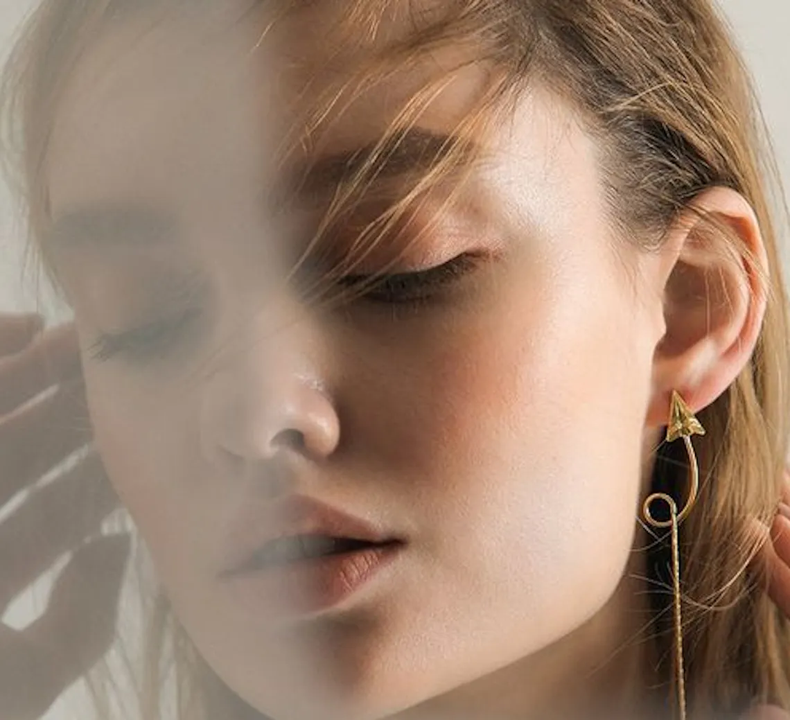 Visage de femme pour illustrer les injections d'acide hyaluronique dans les lèvres.