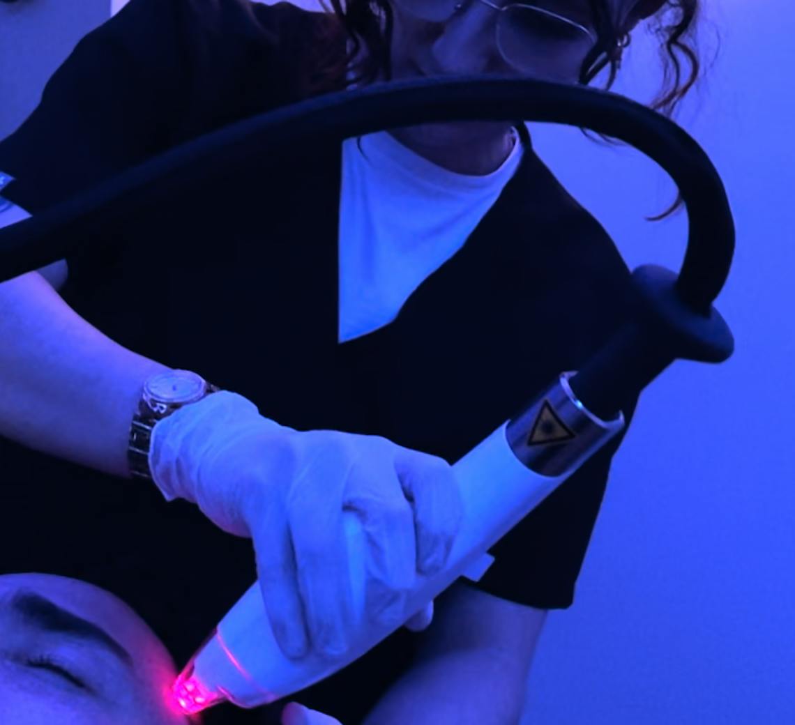 Praticienne qui réalise une séance de LaseMD sur une patiente.