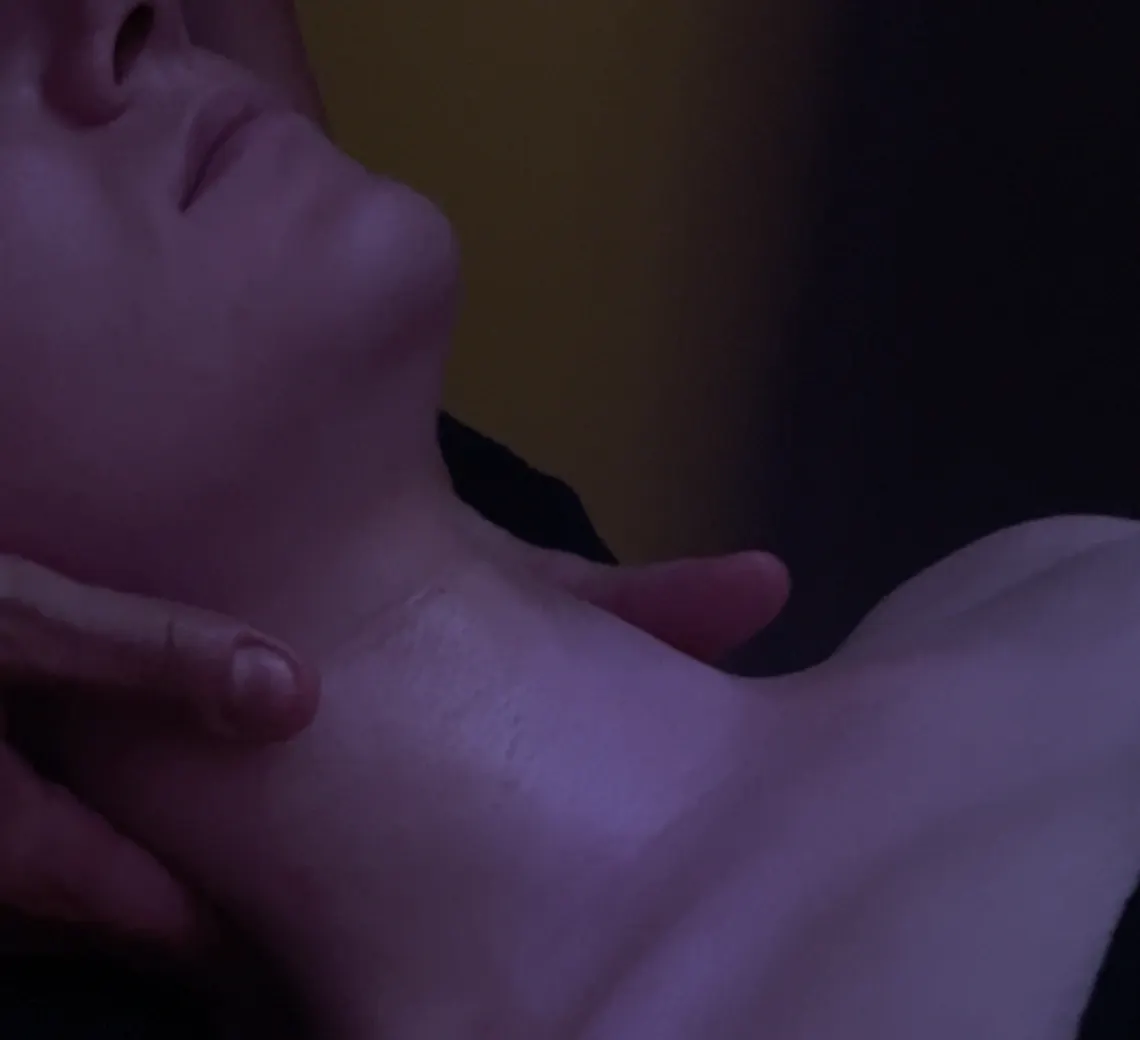 Focus sur le bas du visage d'une patiente durant une séance de Kobido par une experte de chez Maison Yokō Lyon.