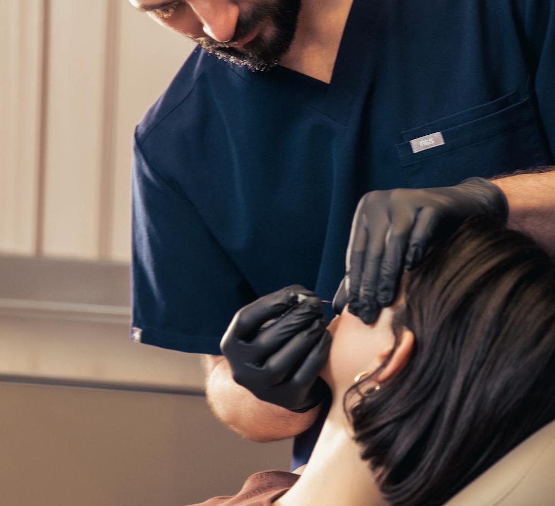 médecin faisant des injections