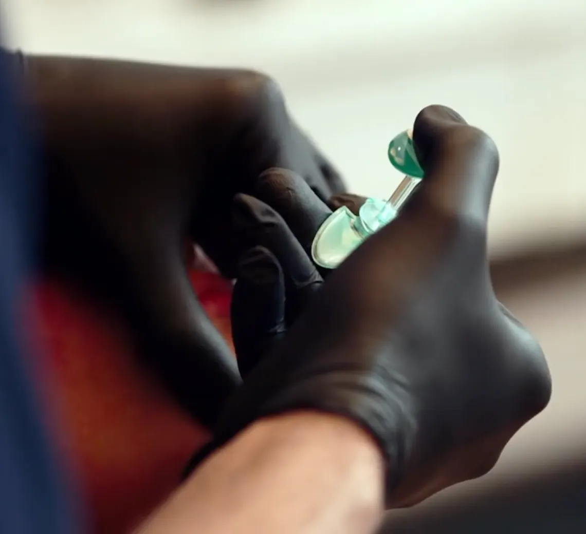 Le Docteur Mertens réalise des injections sur une patiente.