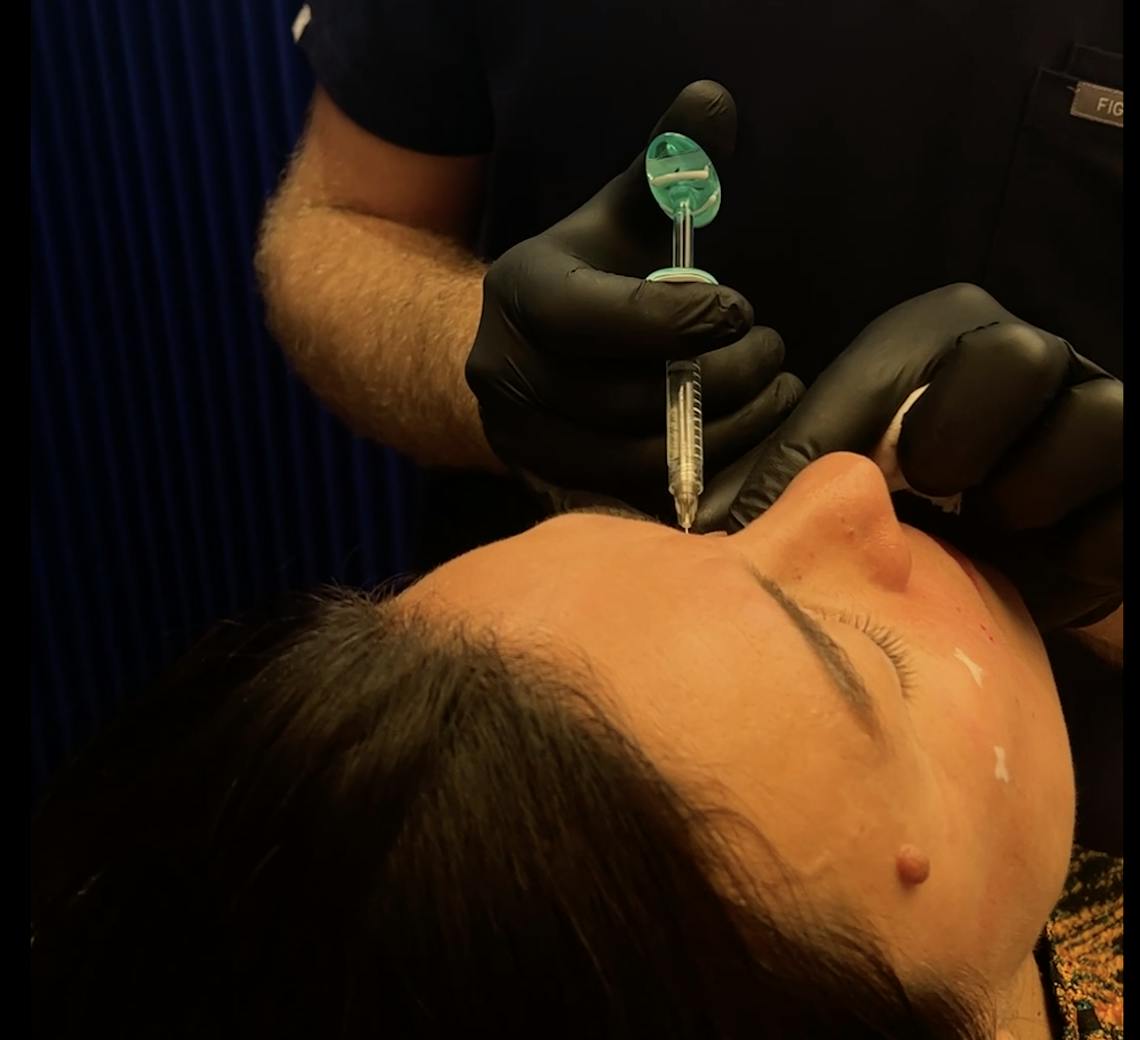 Médecin en train de réaliser des injections sur une patiente.