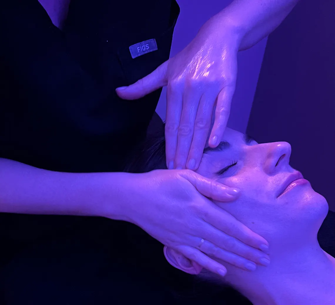 Massage visage kobido à Lyon, un soin qui fait du bien à la peau et au mental. Photo qui illustre la technique du Kobido sur une patiente.