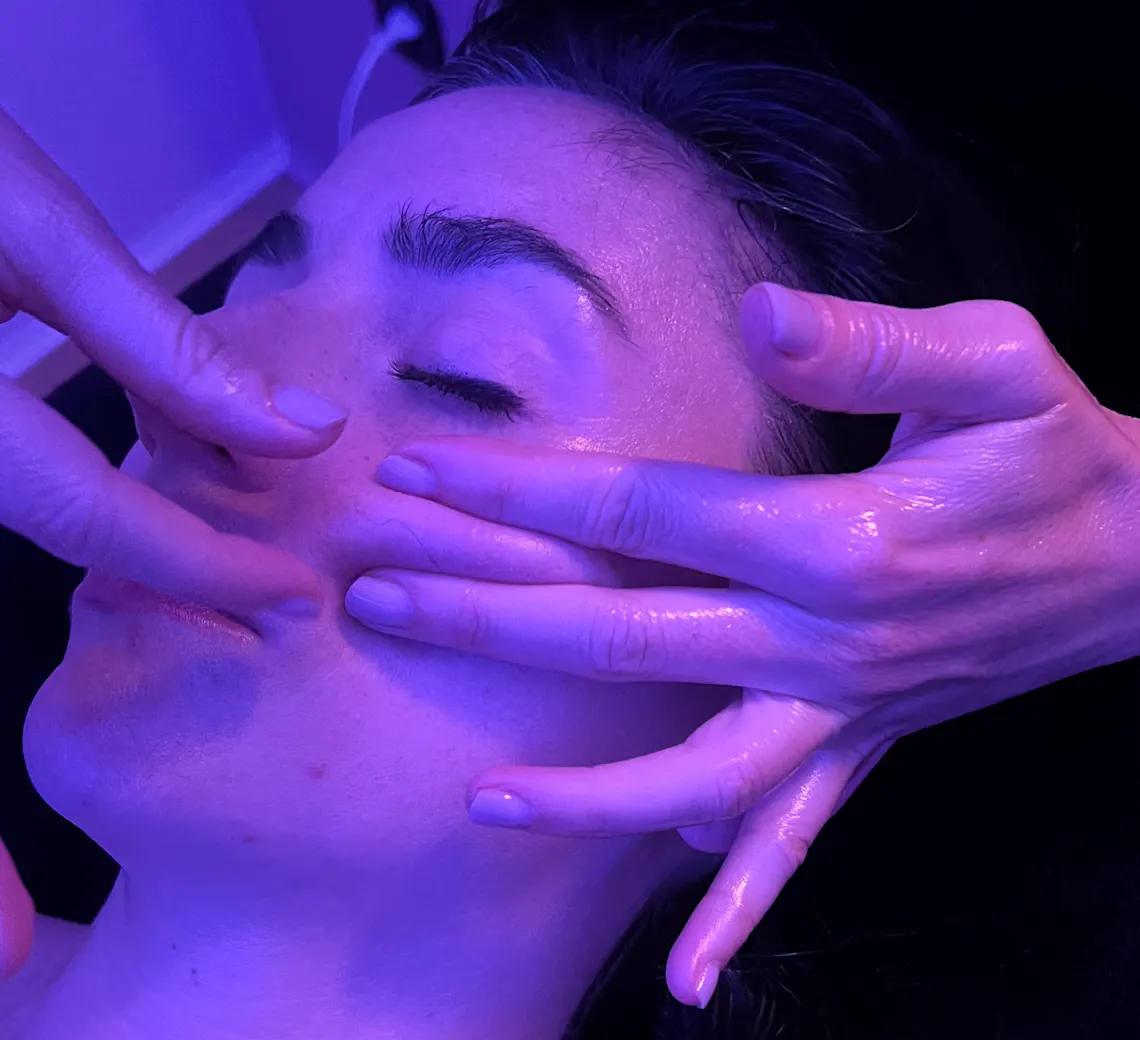 Massage visage kobido à Lyon, un soin qui fait du bien à la peau et au mental. Photo qui illustre la technique du Kobido sur une patiente.