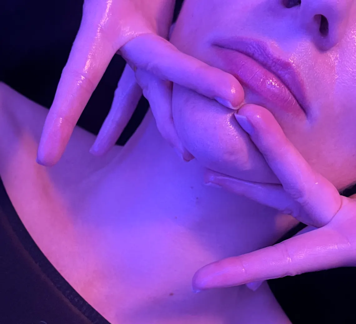 Experte qui réalise un soin Kobido sur le visage d'une patiente à l'aide de ses mains.