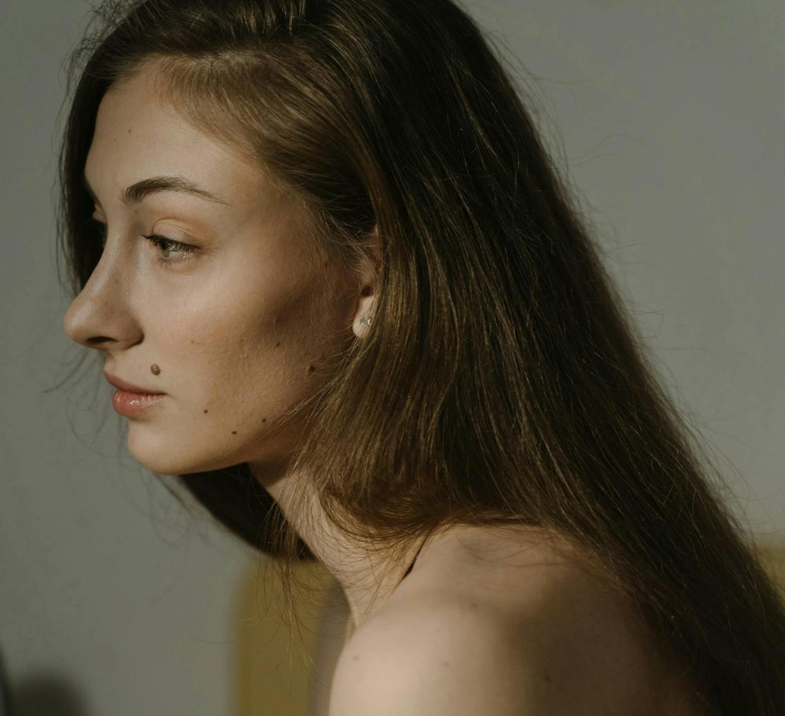 portrait de femme avec un grain de beauté