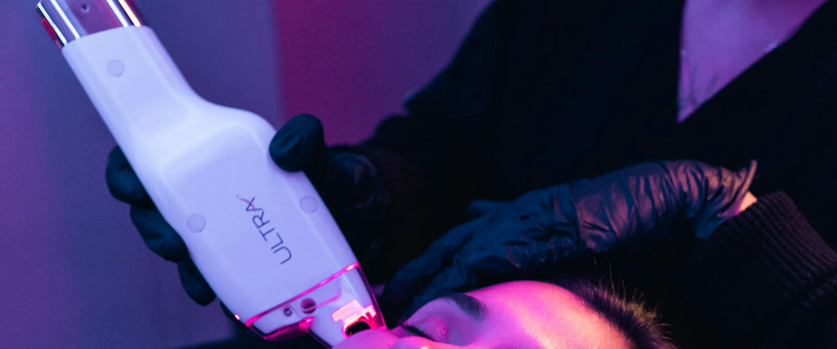 Laser, plus précisemment le LaseMD qui passe sur la peau d'une patiente.