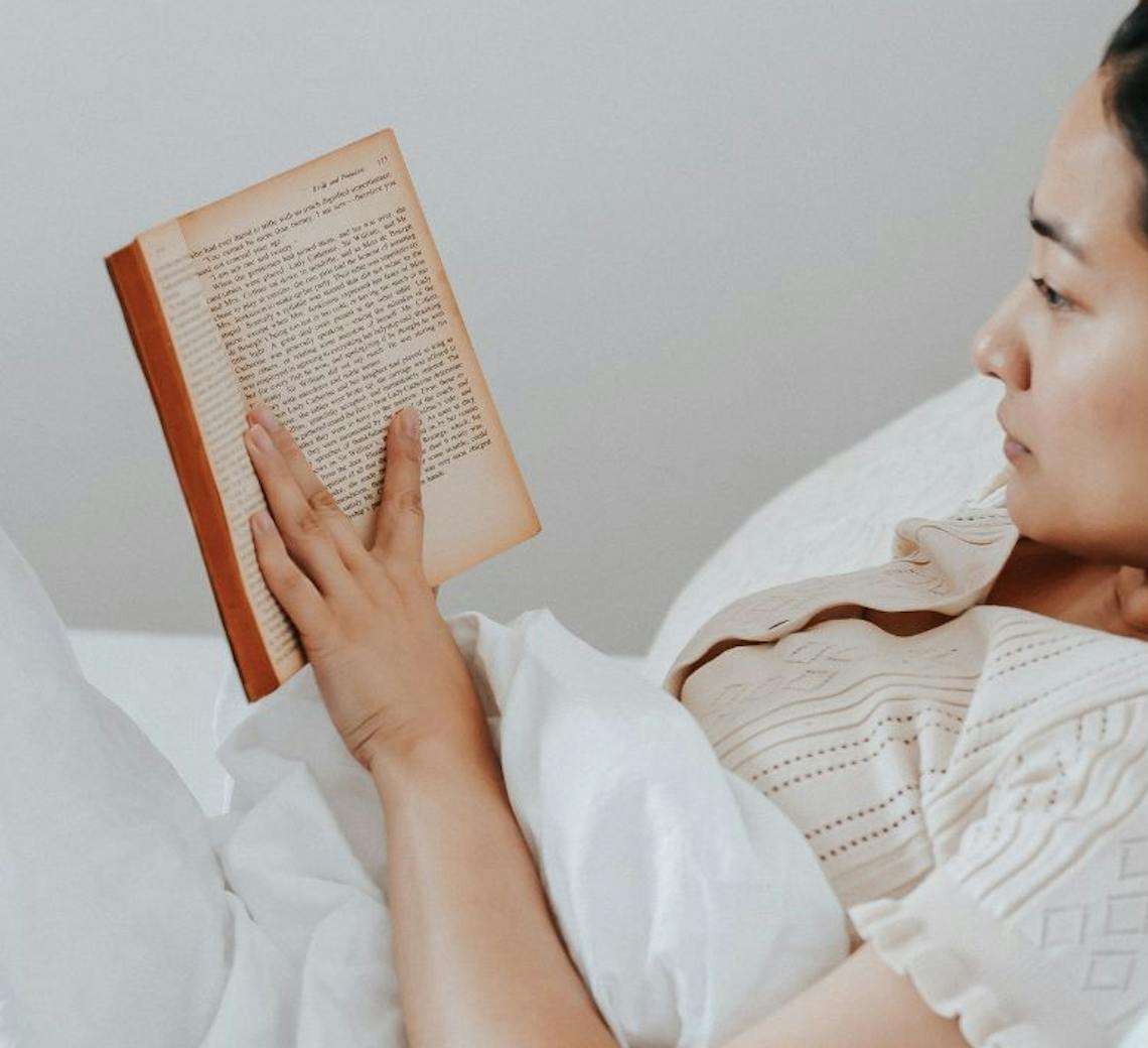 Créer une ambiance propice à la détente en lisant un livre, en écoutant des musiques douces ou encore en misant sur des lumières tamisées.