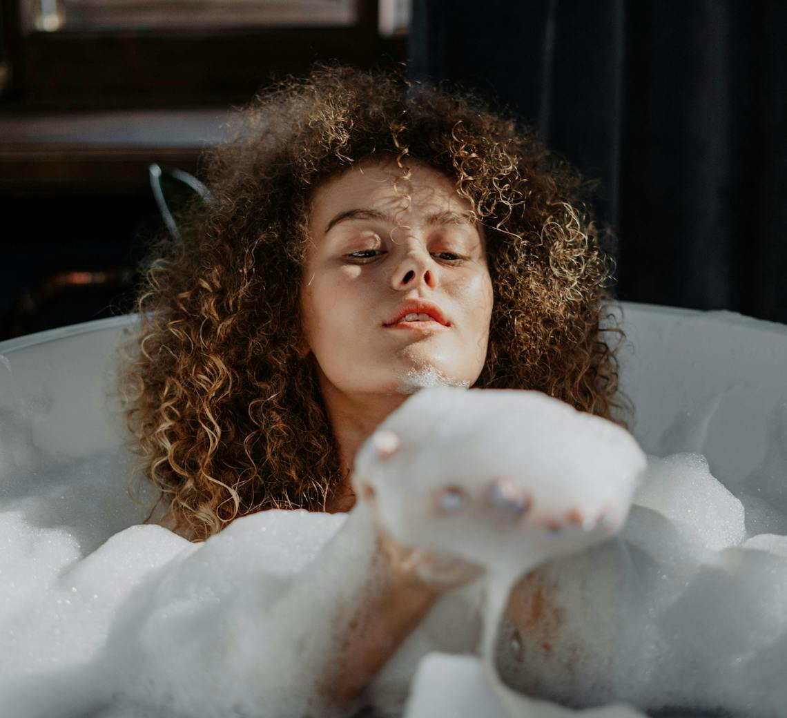Prendre un bain d'eau chaud pour détendre les muscles avant d'aller se coucher.