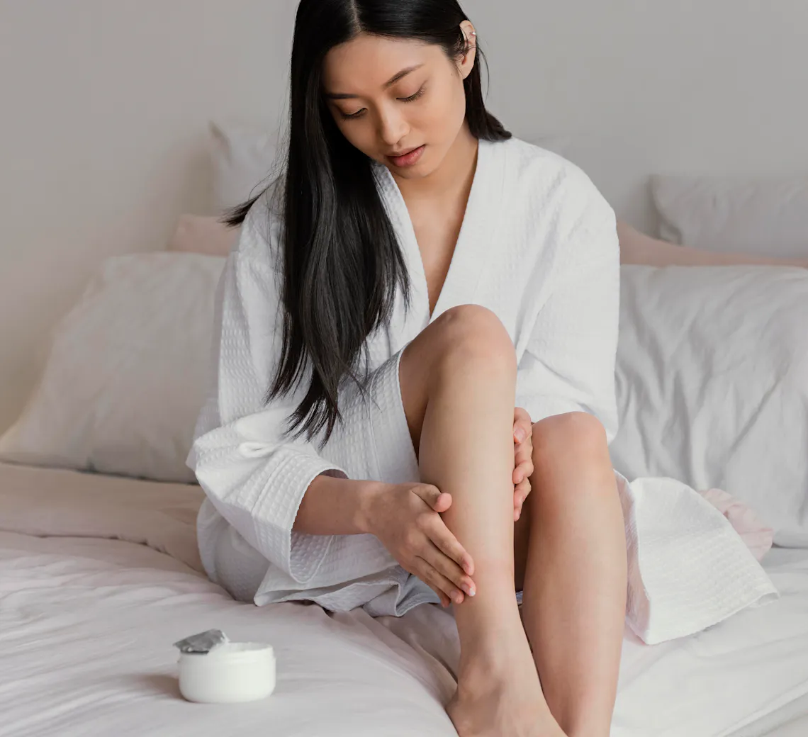 Hydrater sa peau est la clé après une épilation laser pour éviter les irritations.