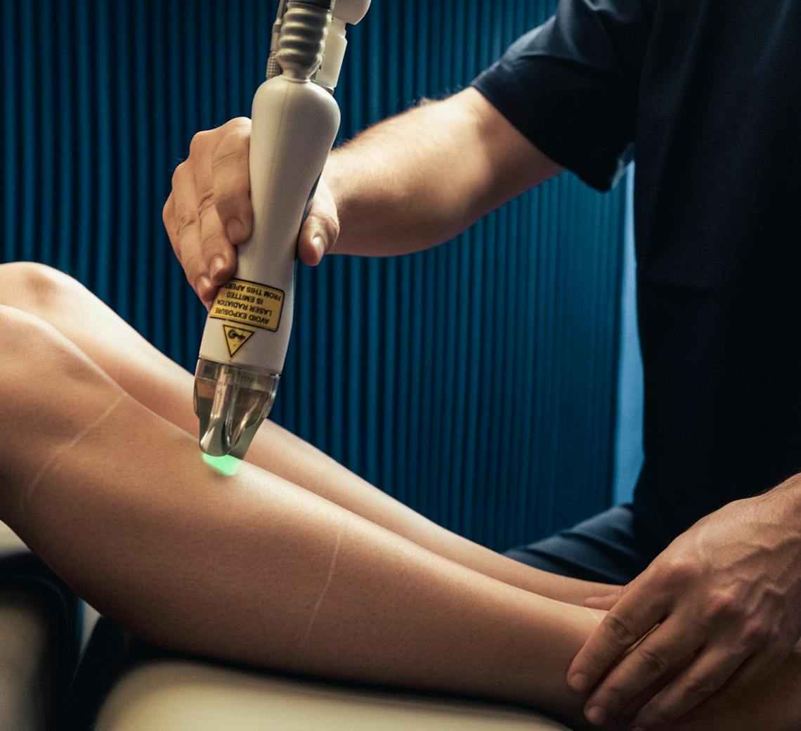 L'épilation laser : comment ça marche et qu'est-ce que ? Le praticien réalise ici une épilation laser sur la jambe d'une patiente chez Maison Yoko.