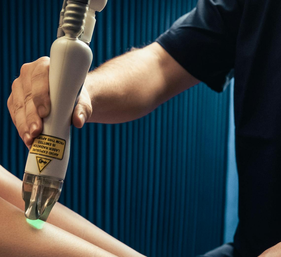 Jeune femme séance d'épilation laser