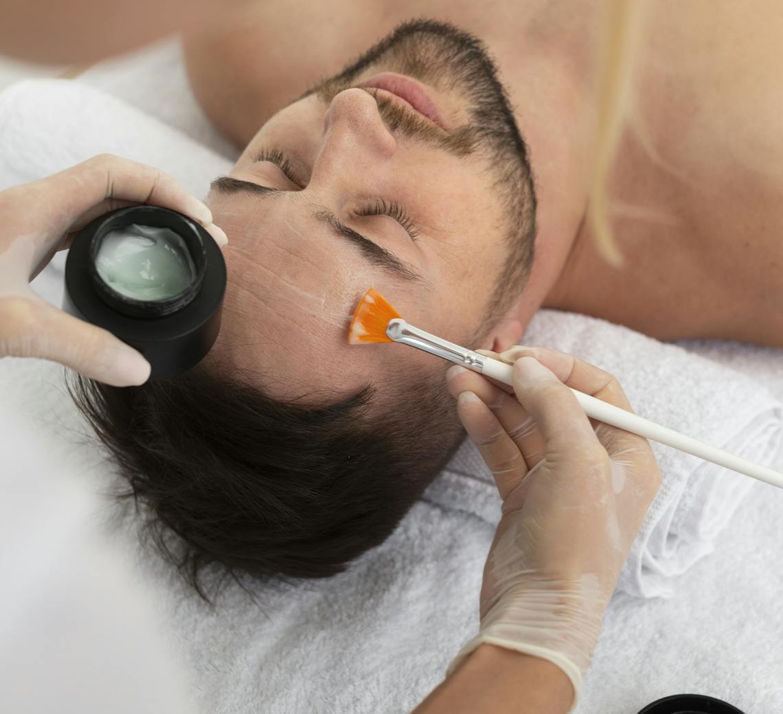 Des traitements adaptés aux objectifs des hommes : traitements non invasifs avec des résultats naturels et subtils.