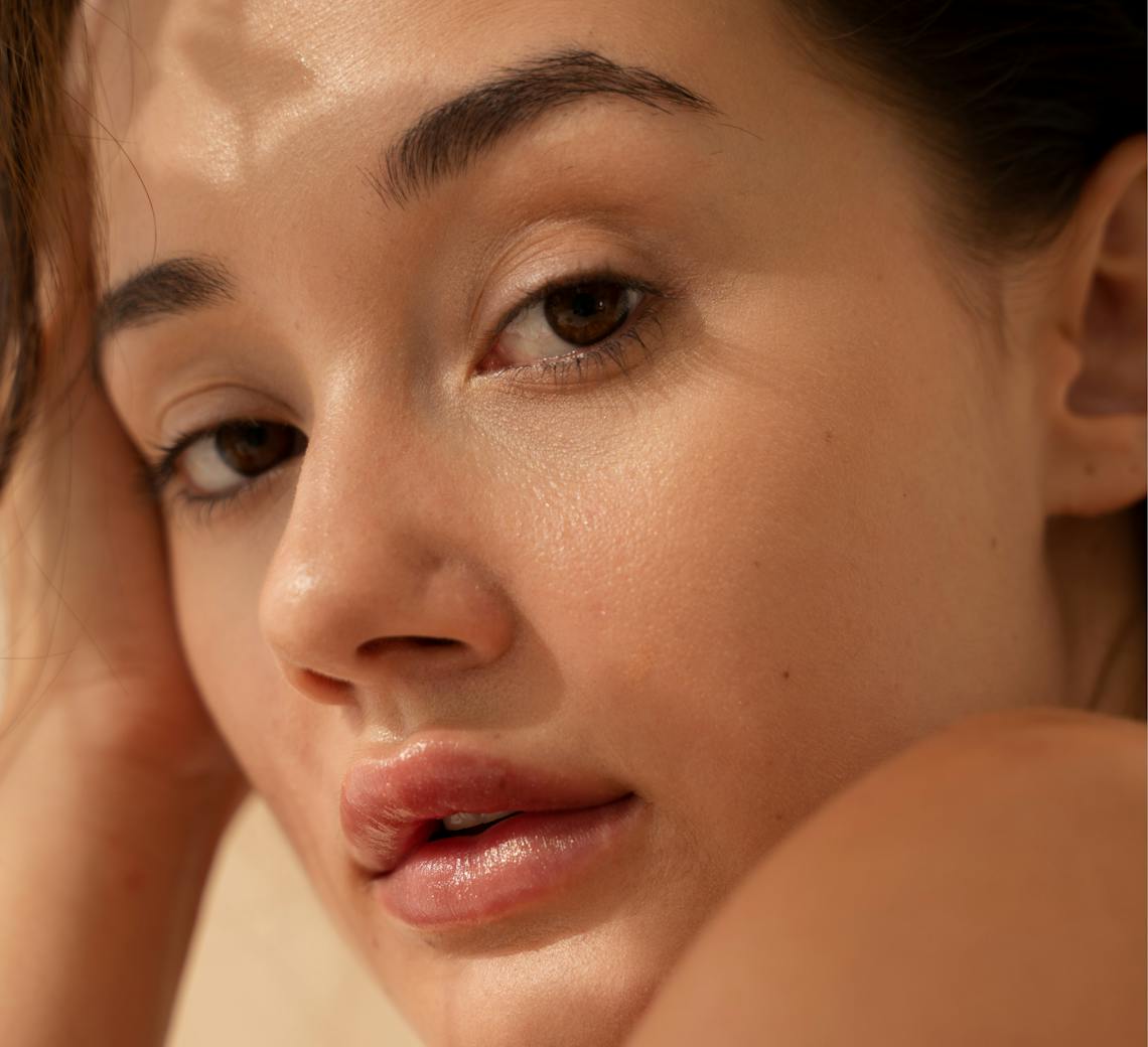 Injections d’acide hyaluronique autour des yeux : cernes, rides et regard lumineux