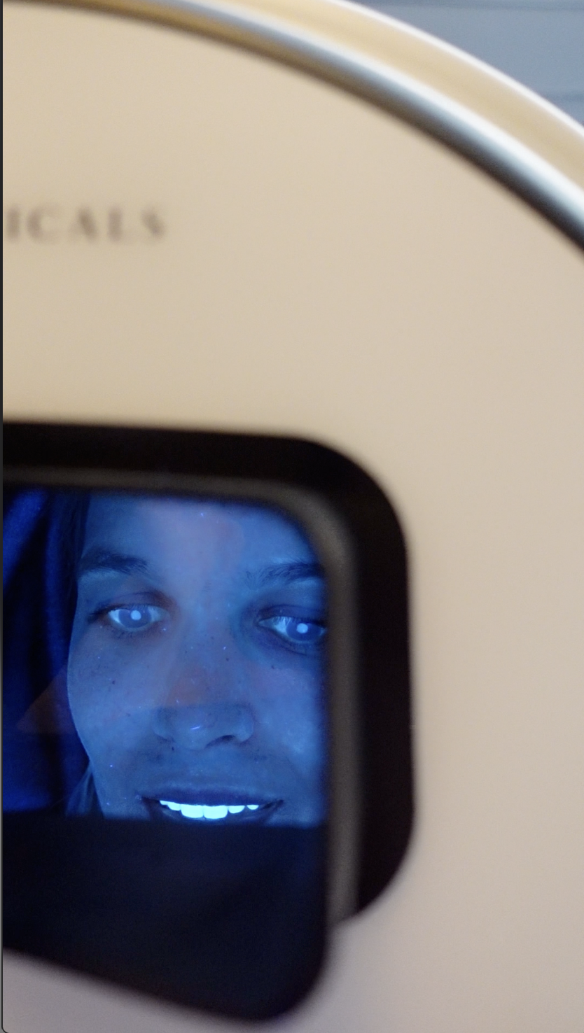 Le DiagnoSkin : analyse de votre peau à la lumière UV par une experte Maison Yoko centre de médecine esthétique à Lyon