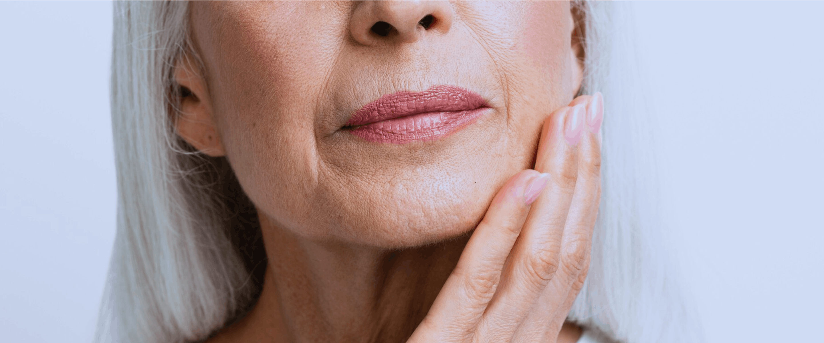 Femme agée avec relachement cutané