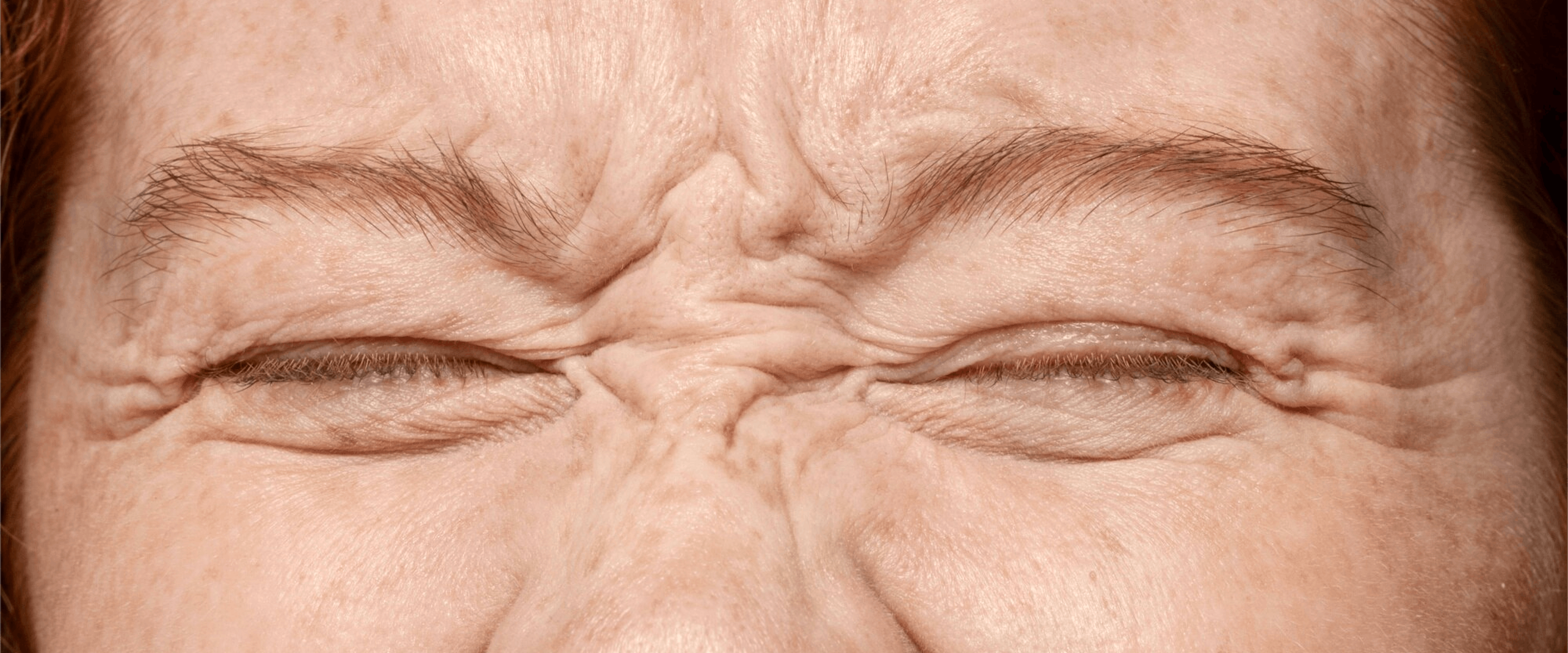 Femmes avec des rides d'expressions