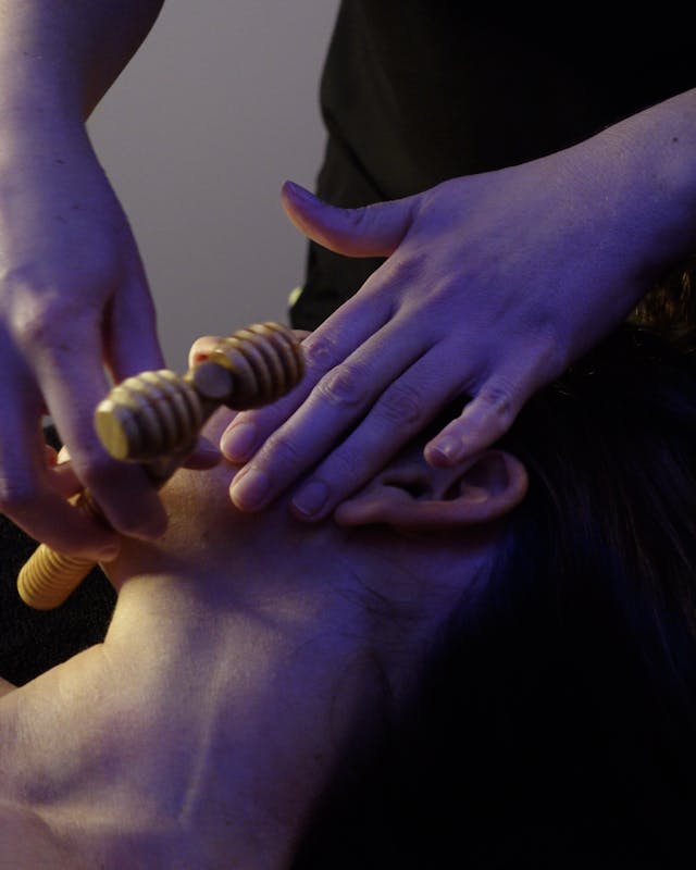 Madérothérapie visage et cou chez Maison Yokō Lyon