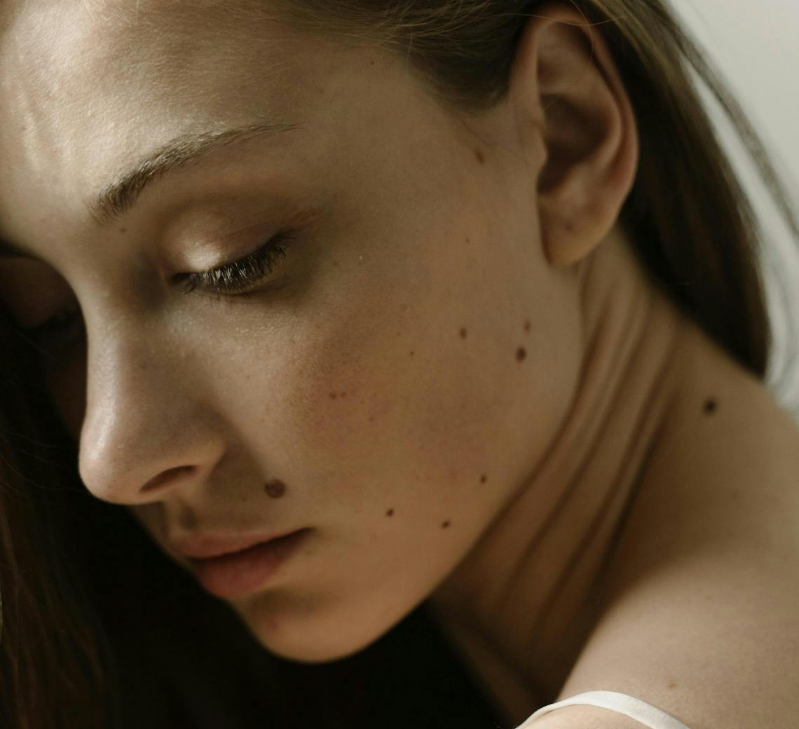 Jeune femme de profil.