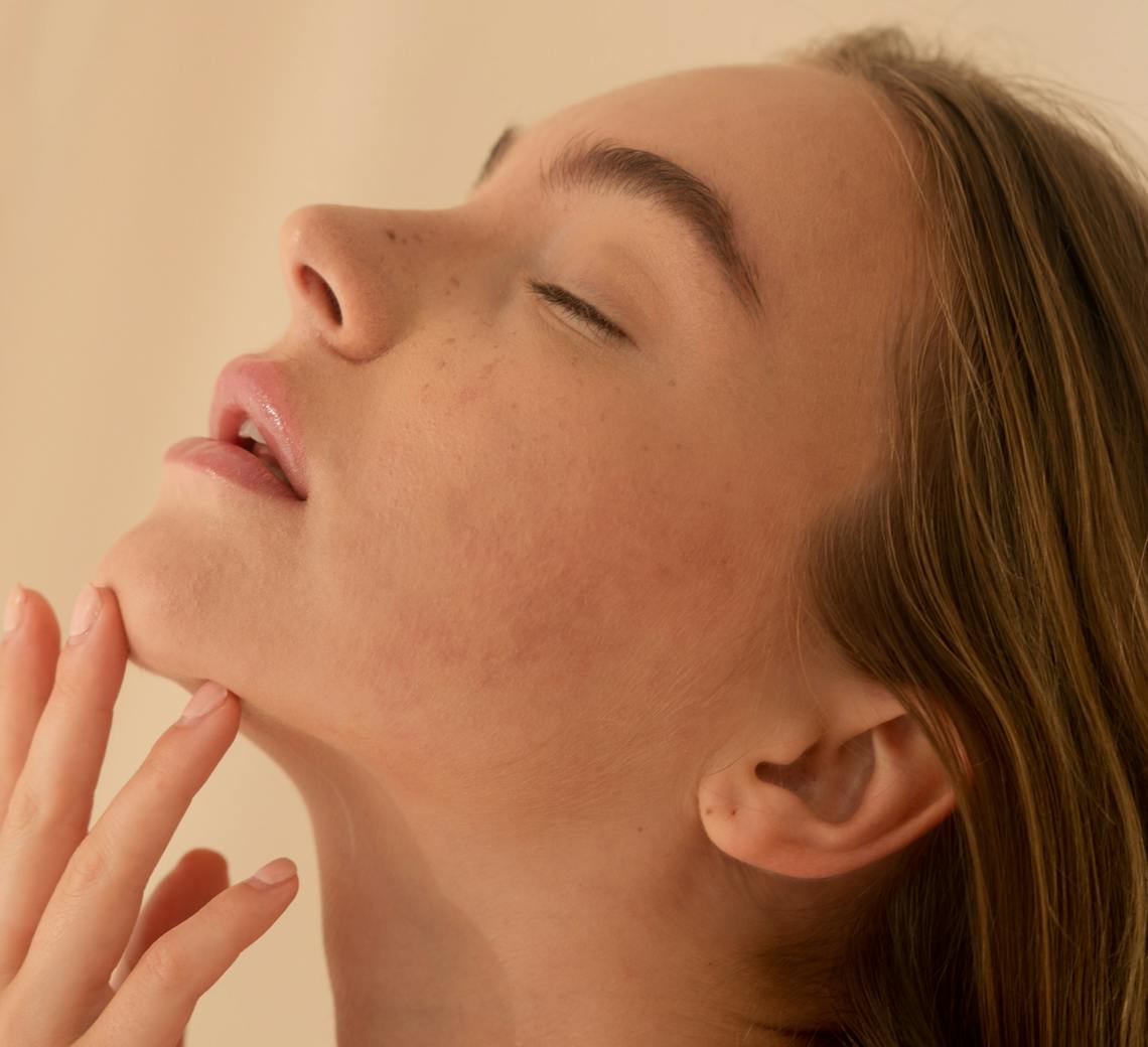 Jeune femme qui pose