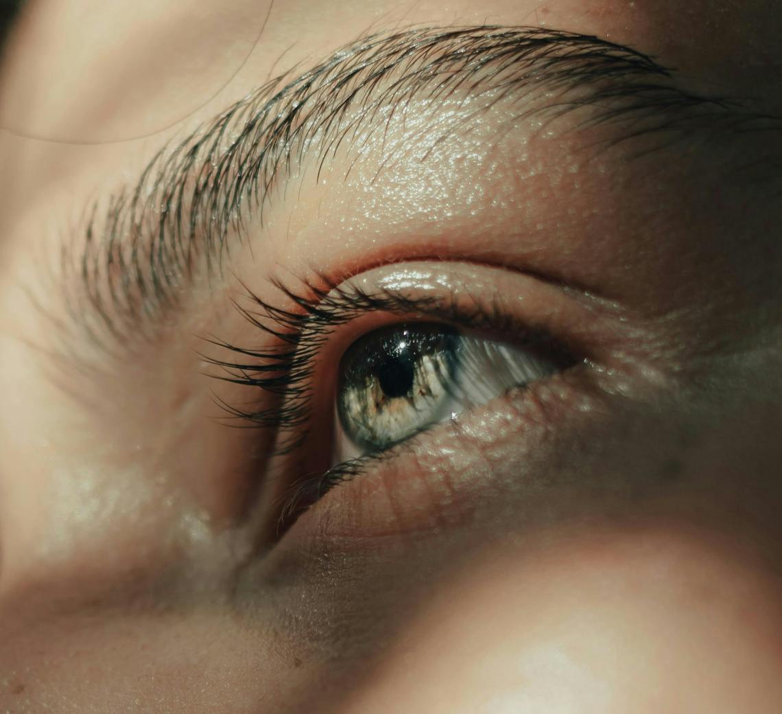 Visage de jeune femme focus sur un oeil et les cernes