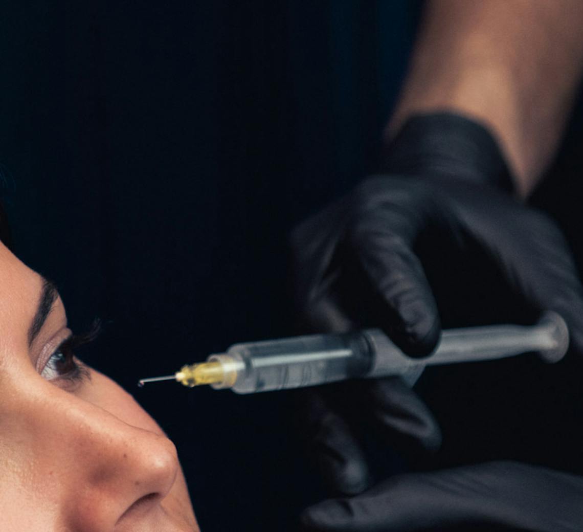 Maison Yoko portrait injections dans les cernes par expert médecin.
