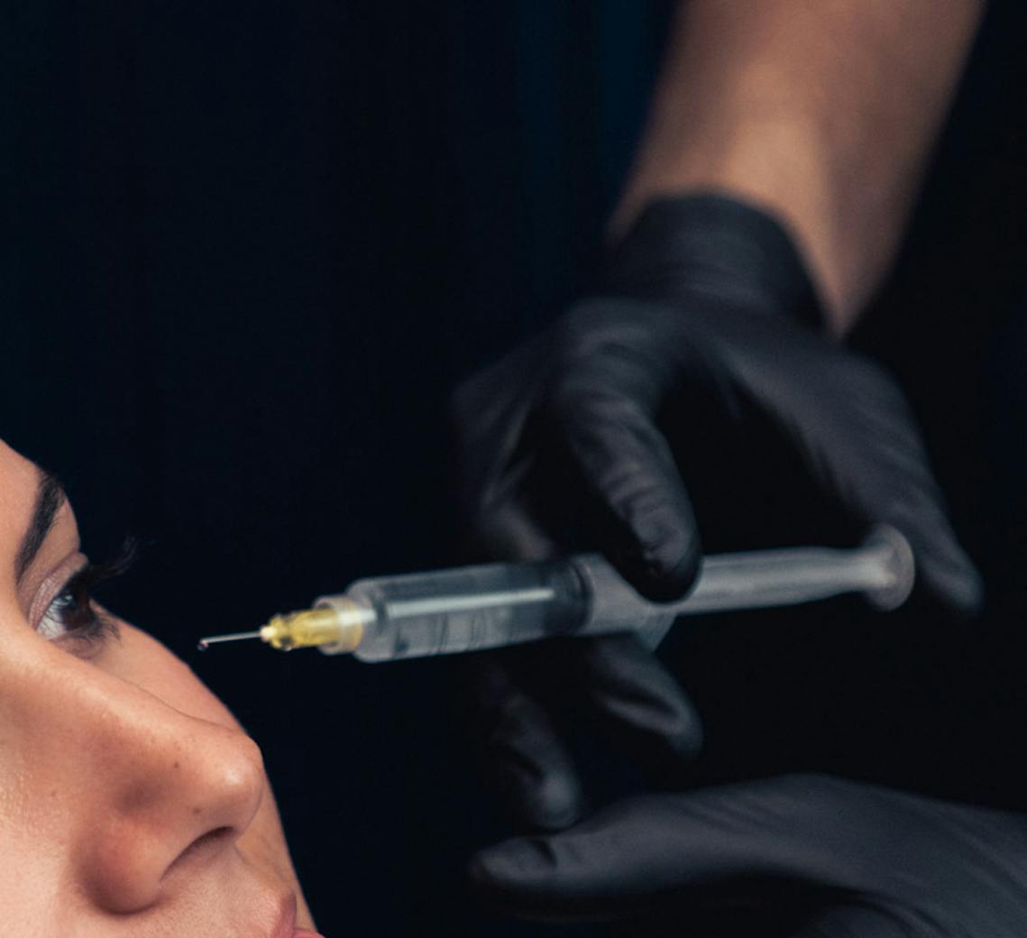 Maison Yoko portrait injections dans les cernes par expert médecin.