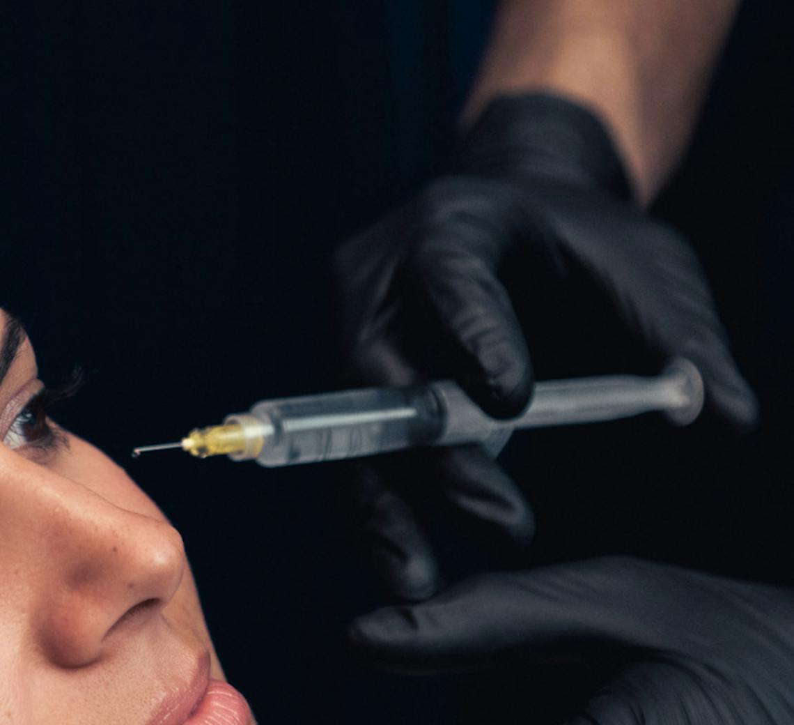 Maison Yoko portrait injections dans les cernes par expert médecin.