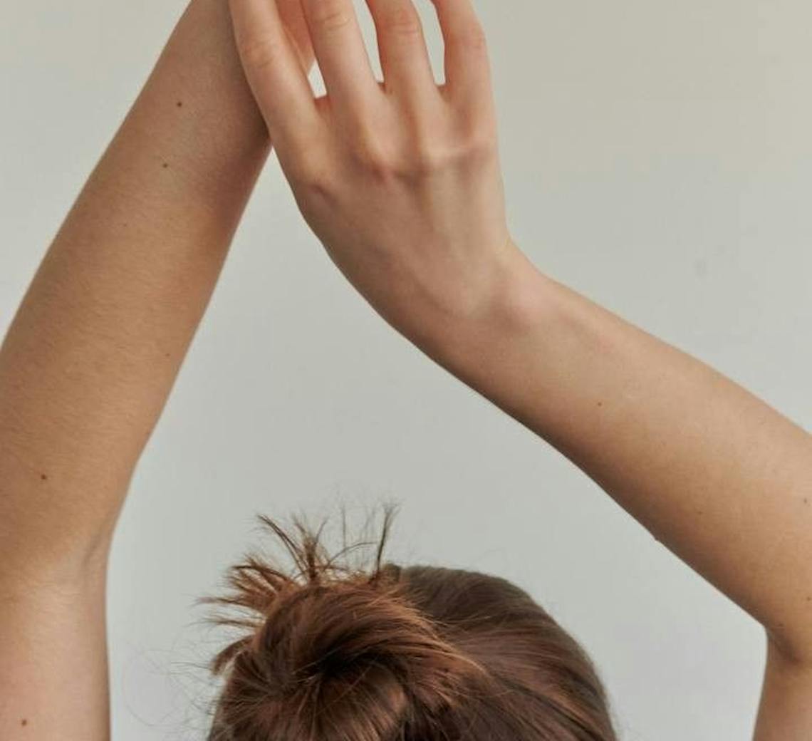 Jeune femme focus sur les mains
