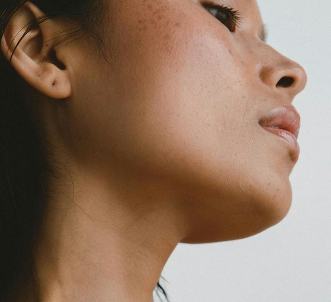 Jawline femme