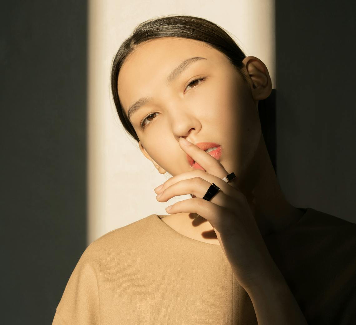 jeune femme avec rayon de soleil sur le visage