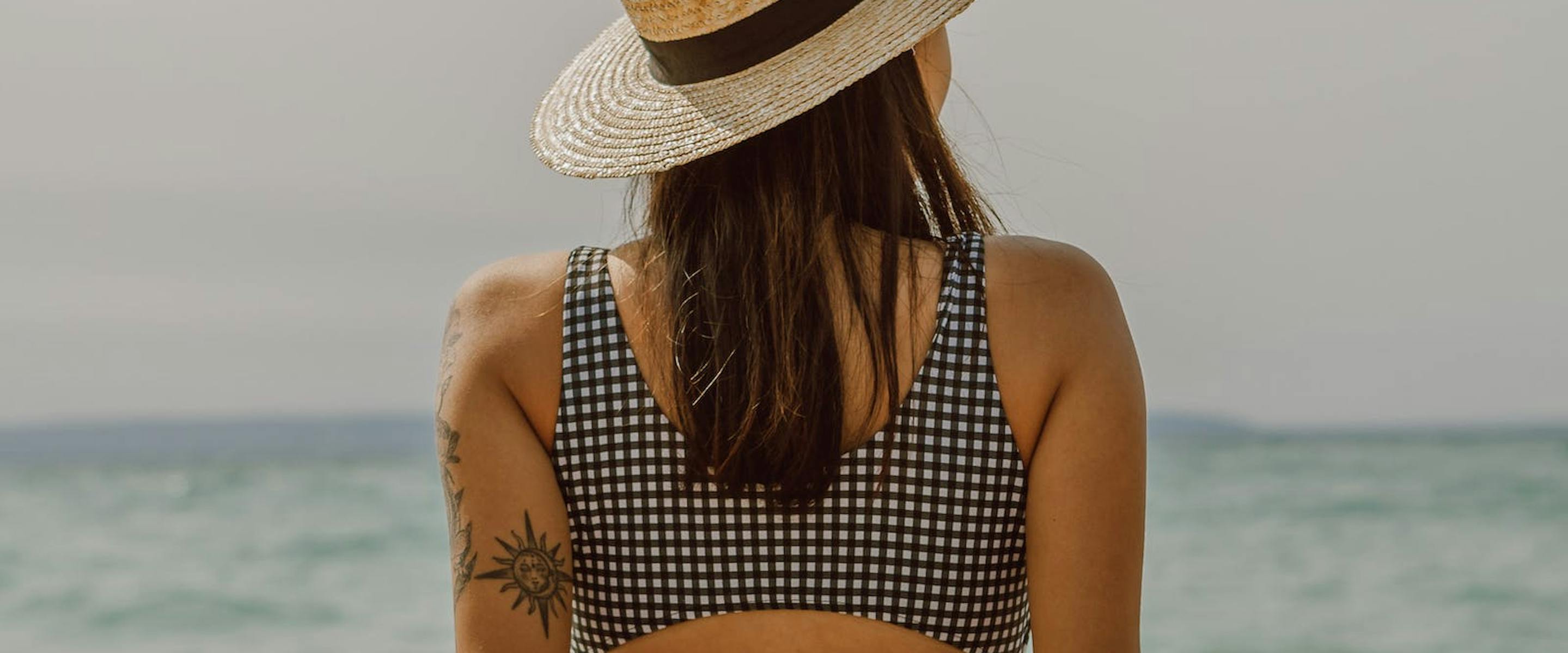 Jeune femme de dos plage