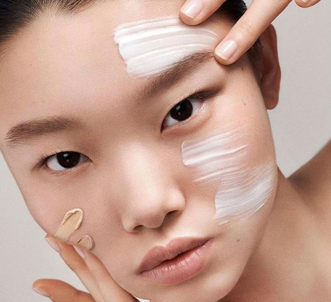 Jeune femme asiatique pour illustrer les erreurs à éviter pour avoir une belle peau.