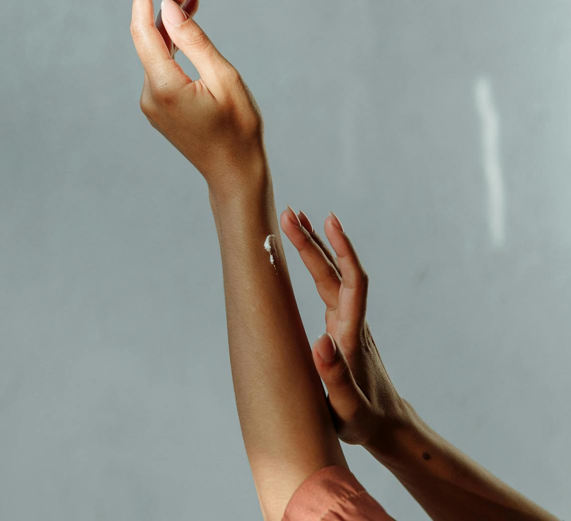 Application de protection solaire sur la peau