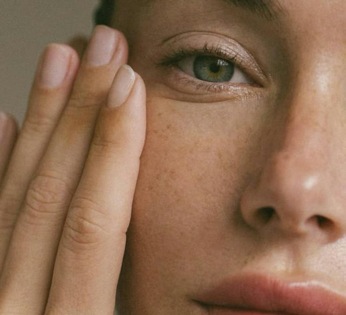 Jeune femme qui tire son visage.