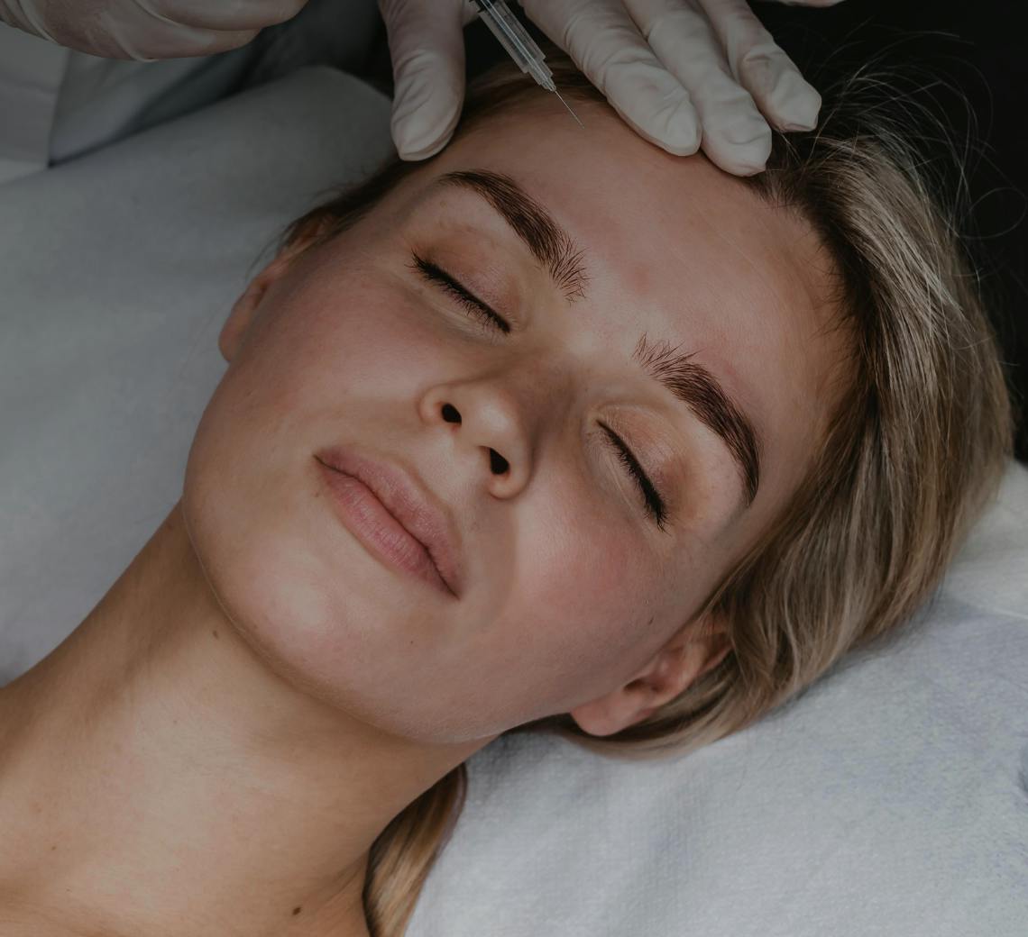 Jeune femme Botox injection dans le front