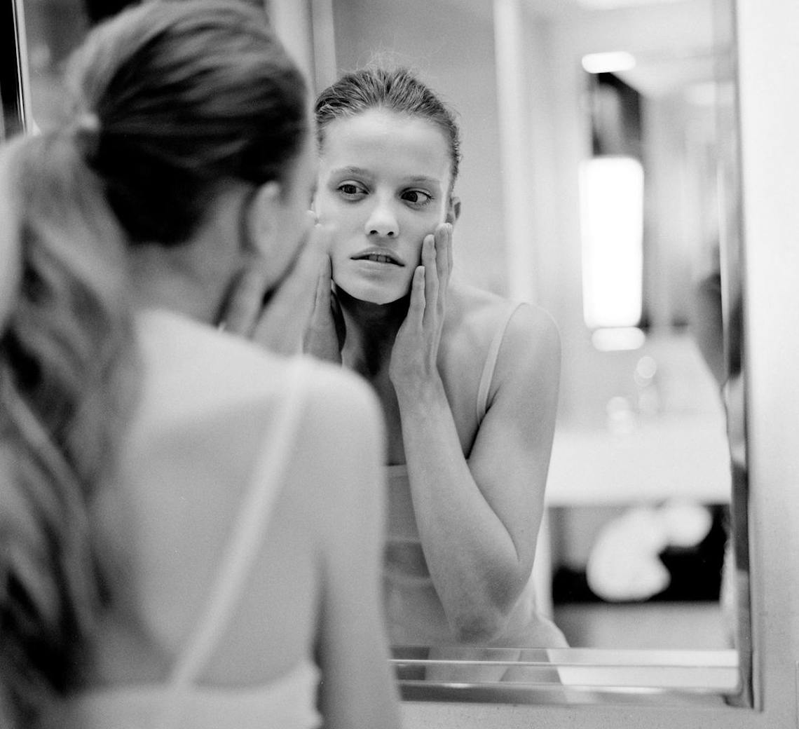 Visage jeune femme miroir