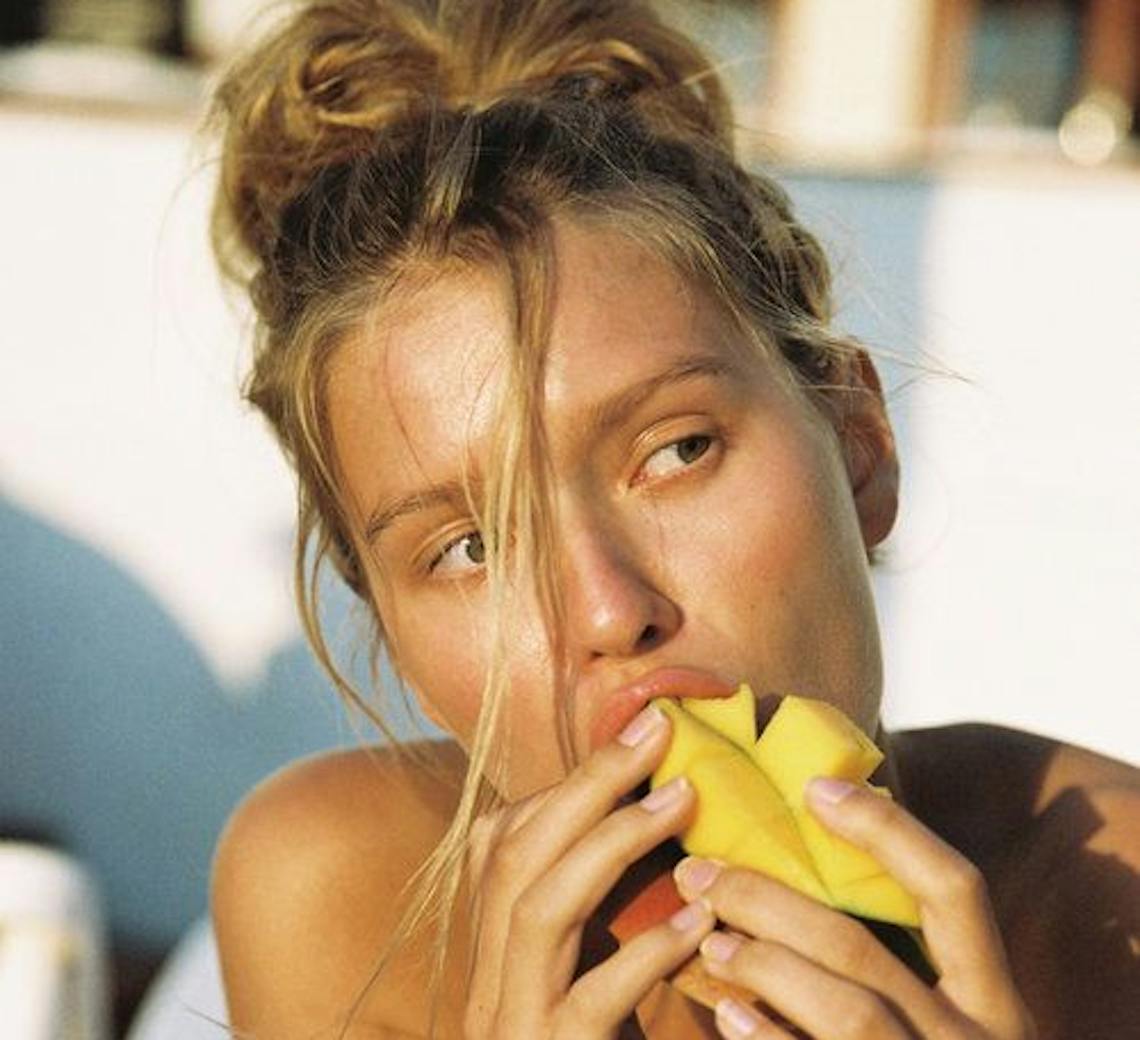 Jeune femme au soleil épilation