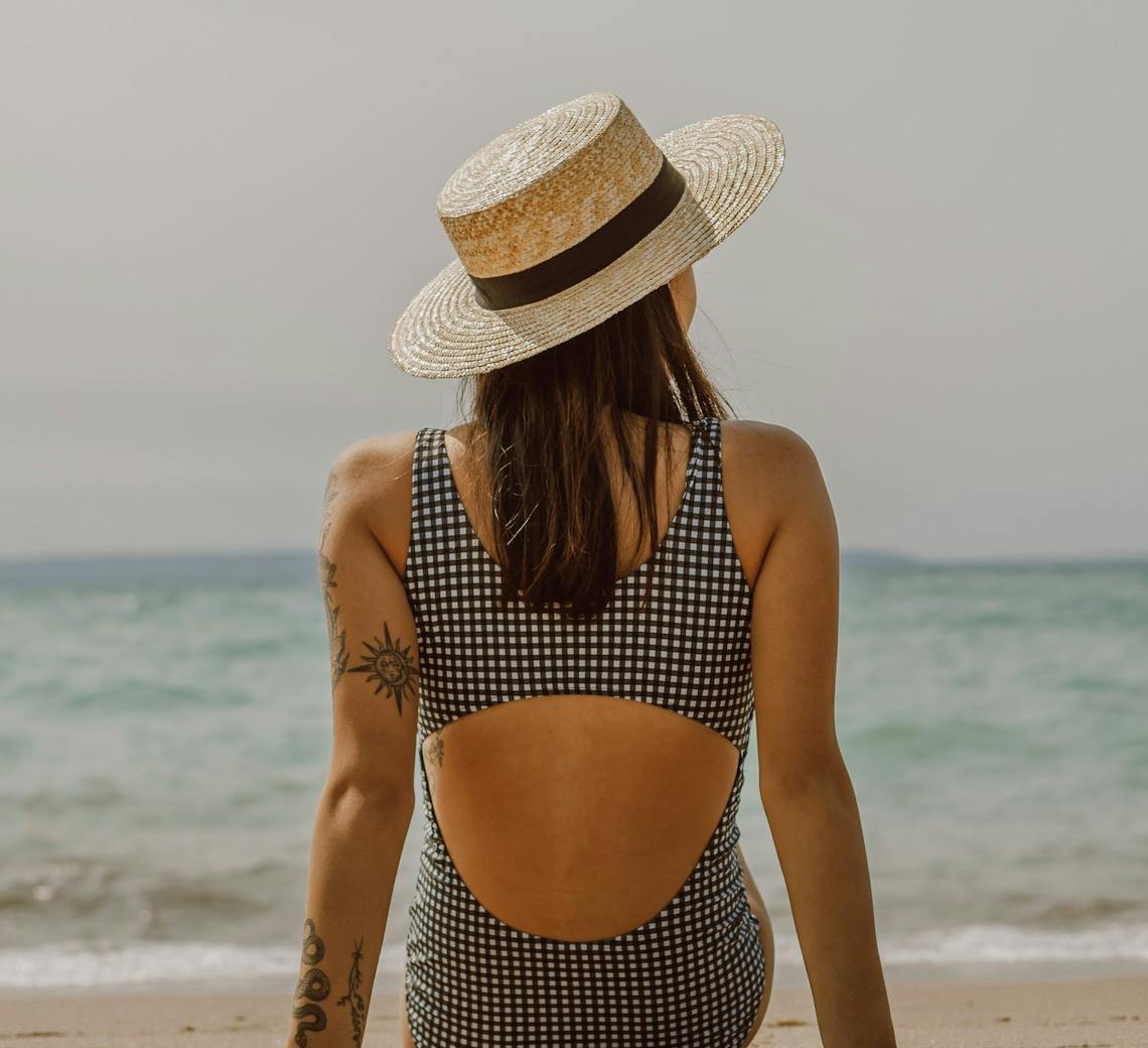 Jeune femme de dos au soleil