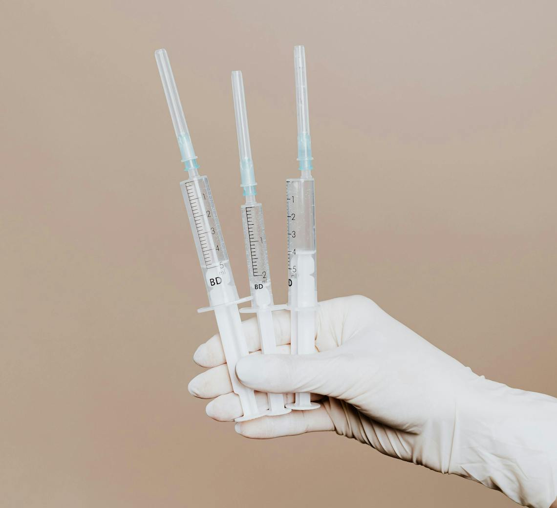 injections d'acide hyaluronique pour les mains