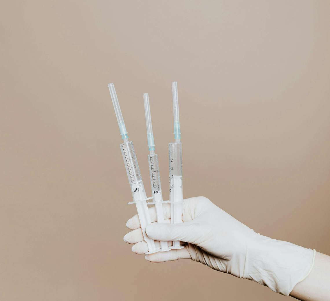 Injections d'acide hyaluronique pour la vallée des larmes