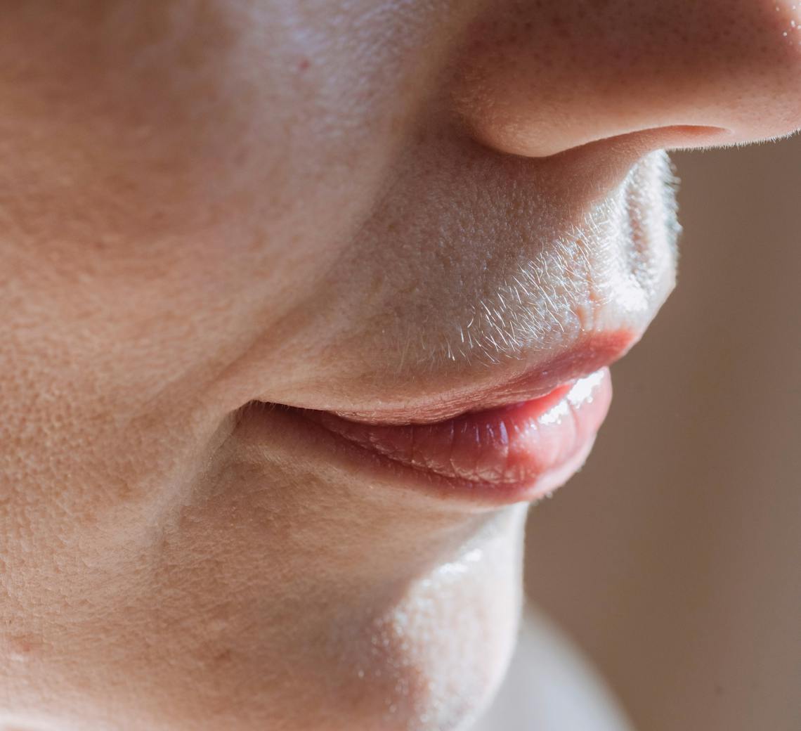 Lèvres fines de femme