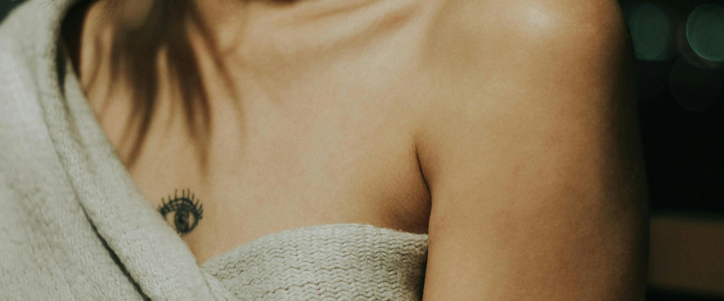 Corps jeune femme tatouage