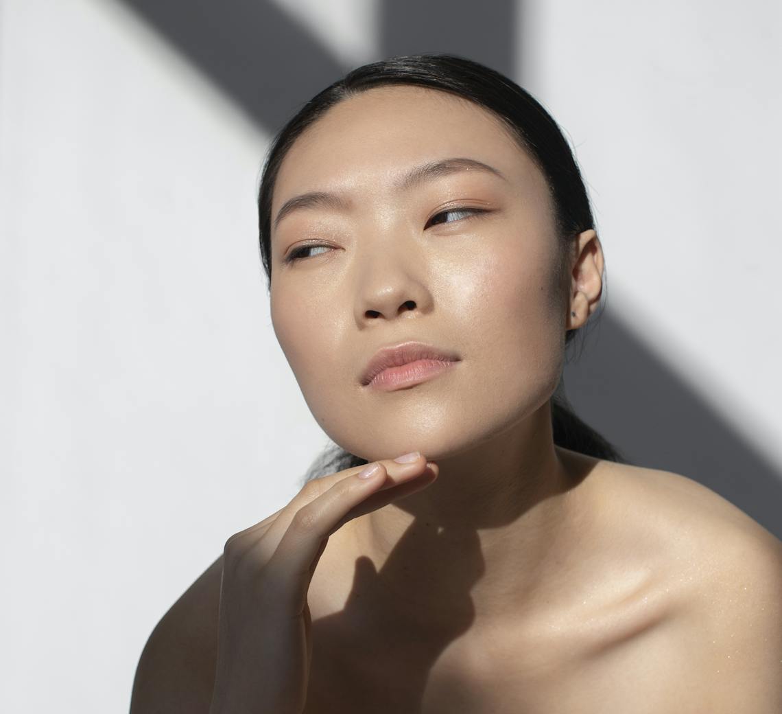 Lumière naturelle et douce sur le visage d'une femme asiatique