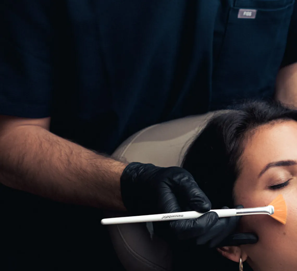 Application d’un peeling au pinceau par un praticien chez Maison Yoko