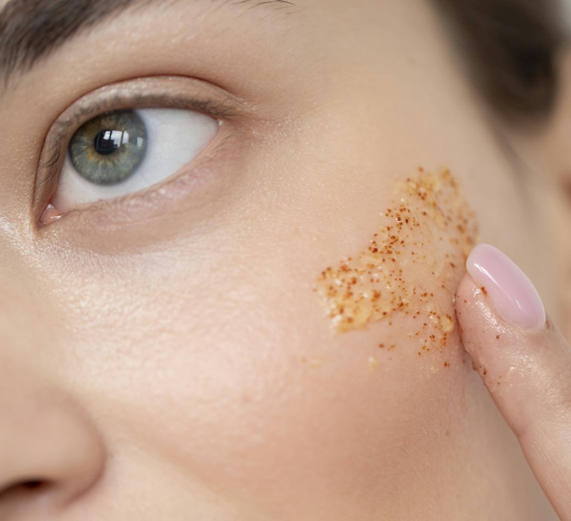 Jeune femme focus sur son visage peeling