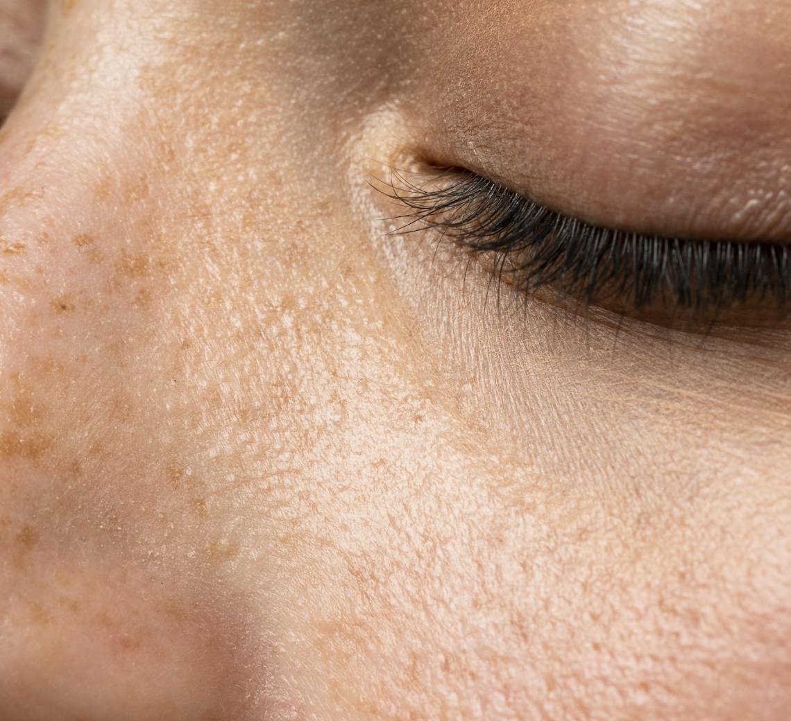 Jeune femme focus sur son visage et la texture de sa peau