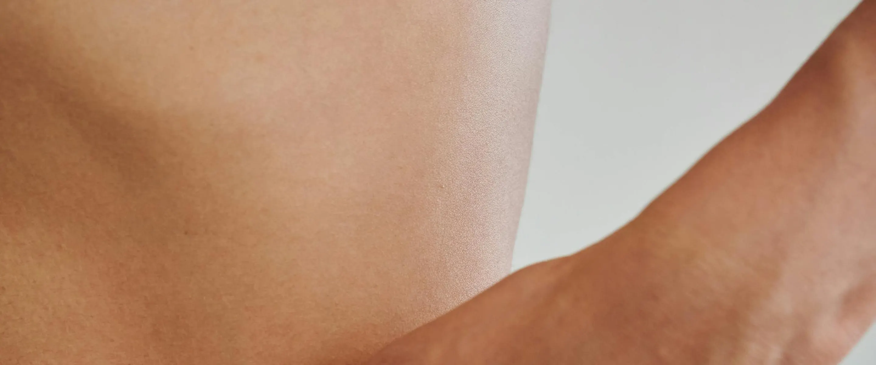 Traitement contre les vergetures à Lyon avec laser et microneedling dans le centre de médecine esthétique et laser Maison Yoko