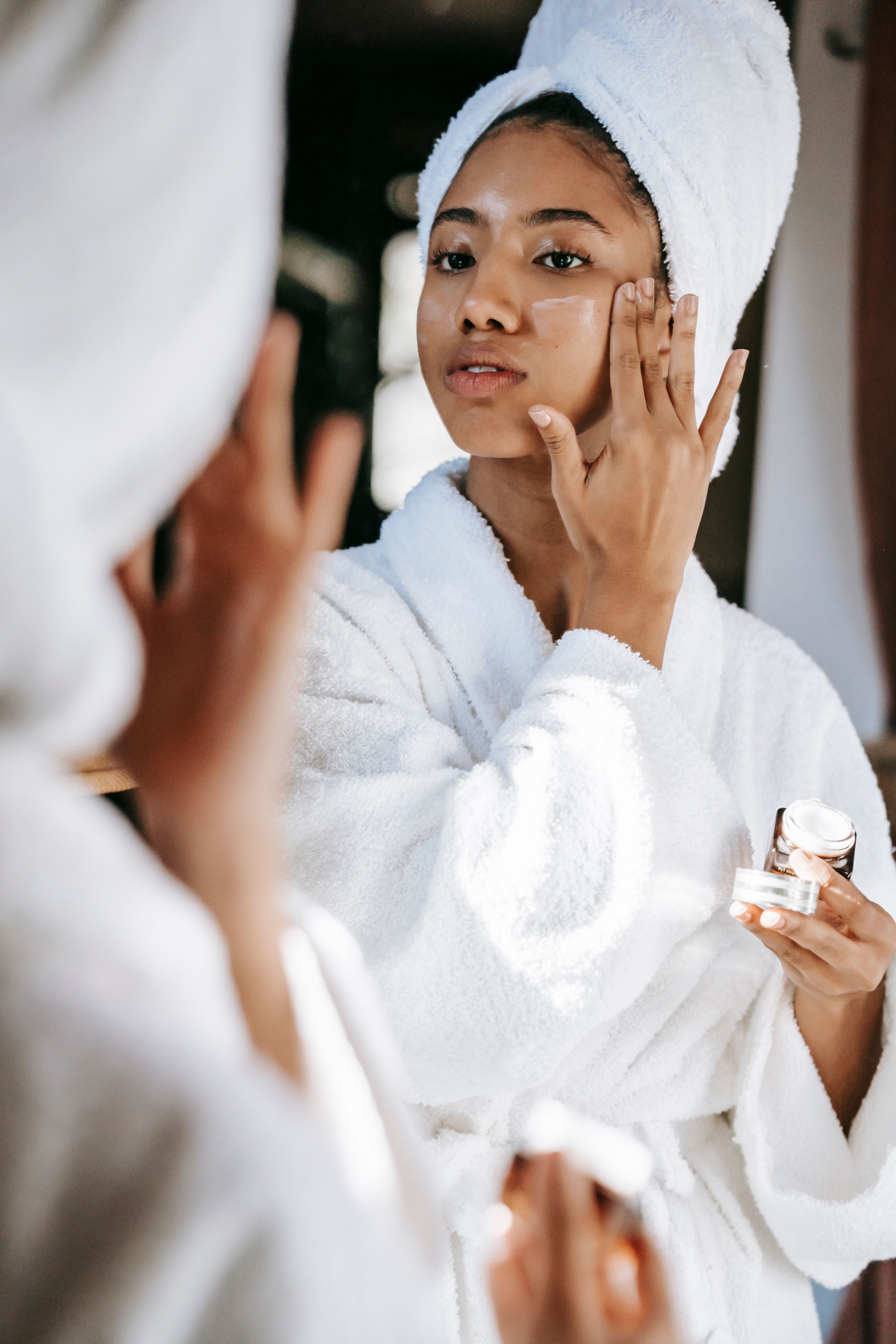 Les actifs skincare à éviter en été : ce qui rend vraiment la peau plus sensible au soleil