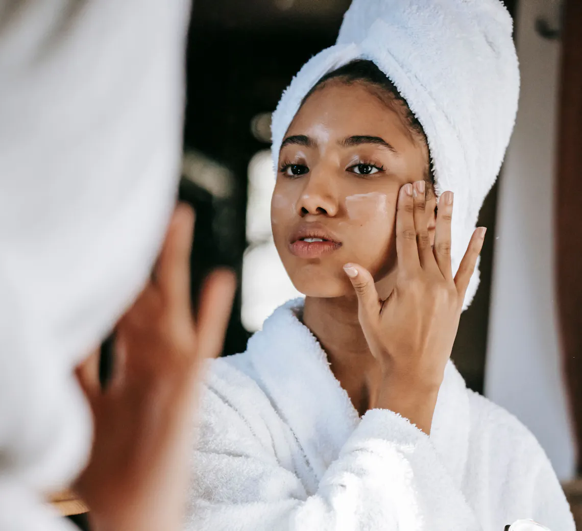 Les actifs skincare à éviter en été : ce qui rend vraiment la peau plus sensible au soleil